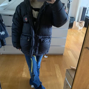 Fjällrävenjacka - Säljer nu min supervarma snygga fjällräven jacka!💞Storlek Xxs men den är stor i storleken så skulle säga att den är mer Xs-M. Som ny, nästan oanvänd. Inga defekter eller slitningar mm. Nypris 7000, hör av dig vid frågor eller bud💞  Köp direkt för 4000❤️