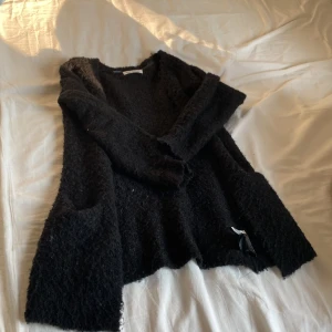 Kofta strl 134/140 - Jag säljer denna koftan för att den är lite för liten för mig. Använd ett antal par gånger men superfint skick⭐️