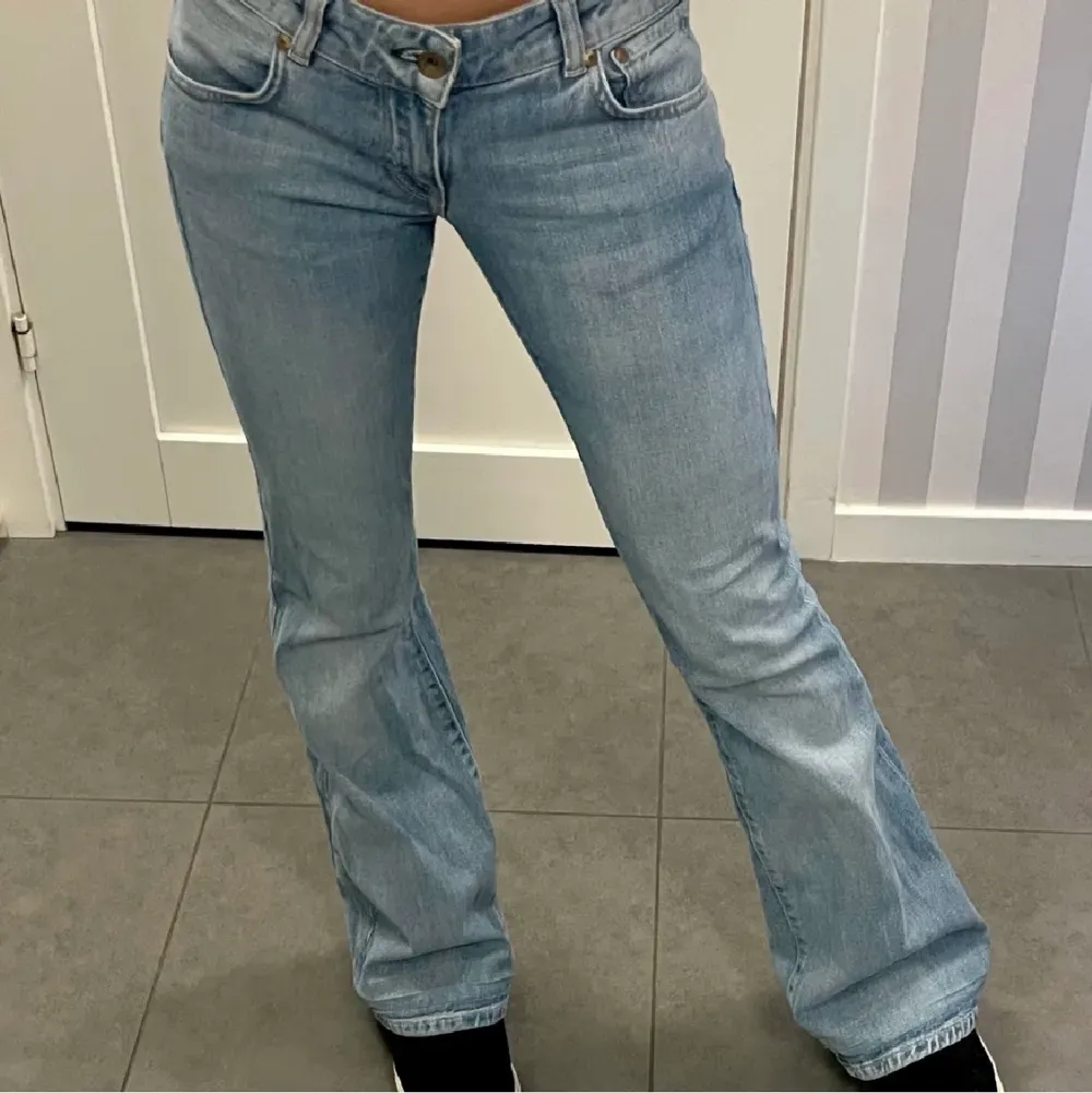 Crocker jeans i äldre modell, storlek W26 L32, motsvarar XS och passar någon som är ca 165. Två första bilderna lånade, sista är min egen, jeansen är i exakt samma modell. Om fler är intresserade blir det budgivning 🫶🏽💕 SÅLDA. Jeans & Byxor.