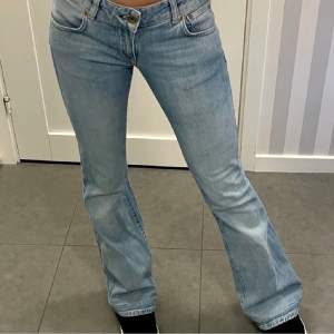 Crocker jeans i äldre modell, storlek W26 L32, motsvarar XS och passar någon som är ca 165. Två första bilderna lånade, sista är min egen, jeansen är i exakt samma modell. Om fler är intresserade blir det budgivning 🫶🏽💕 SÅLDA