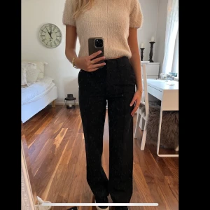 Nakd kostymbyxor  - Svarta kostymbyxor från nakd. Sitter som en smäck. Men har alldeles för många svarta kostymbyxor så väljer att sälja dessa. 66kr i frakt som köparen står för💗