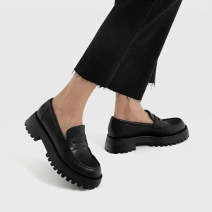 NYA: Slip-ins - black Stradivarius  - Helt nya slip-ins! Storlek 37, dessvärre lite för stora för mig därför har det aldrig kommit till användning! Passar ngn med storlek 37-38. 