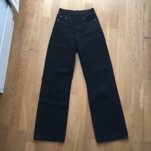 Svarta jeans Dr denim - Säljer ett par svarta jeans från Dr denim i strl w 24 och l 32. Inte mycket använda och är i fint skick. Säljs då dem har blivit för små för mig. Modellen heter Echo black 101 och nypris är 699 kr. Den sista bilden är lånad.