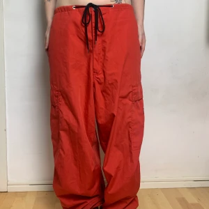 Cargo byxor - Jätte fina stora cargo pants med detaljer. Gratis frakt vid snabb affär!