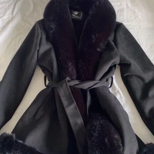 Garoff kappa - Garoff kappa i storlek L men passar mig som är xs (väldigt liten i storleken), använts en höst så inte sliten alls💖 den har ingen luva. Skriv för intresse och fler bilder❤️ jag köpte den för 1000kr