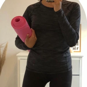 En gråmelerad träningstopp i storlek S🤸🏿‍♀️ - En gråmelerad träningstopp i storlek S med långa ärmar. Stretchigt material som Rättar sig efter kroppen. 
