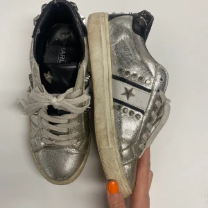 Sneakers - Storlek 36, de vita gummi partierna går att rengöra 👍🏻