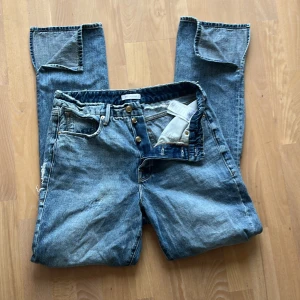 Ripped jeans med slits - Jeans från Good American med slits vid anklarna, även 2 hål vid knäna och ett hål baktill som syns på sista bilden. Köpta på zalando för 1000kr ungefär. Sitter baggy men används aldrig därav säljer jag dem. Storlek 8/29 så ungefär M/L. Skriv för bilder på