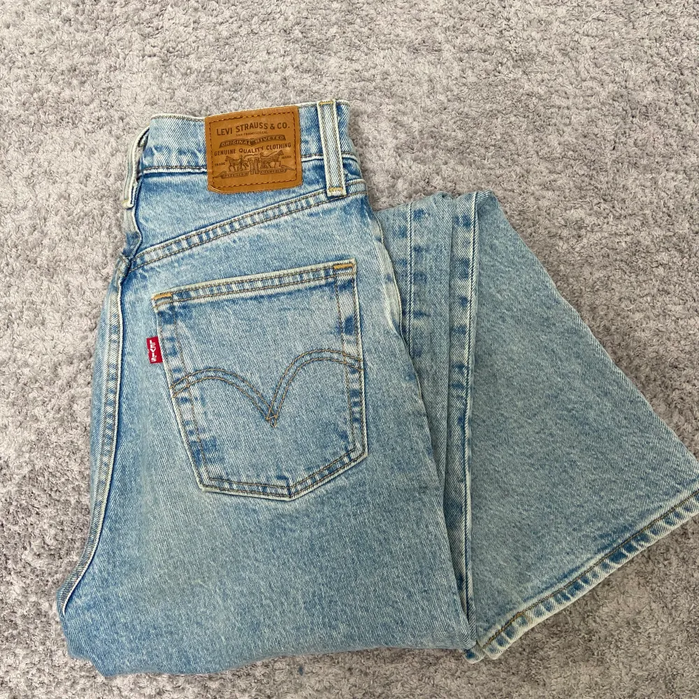 superfina highwaist Levi’s jeans i storlek 24/27! Köpta för 1000kr säljer nu för 300kr🧚🏽‍♀️ . Jeans & Byxor.