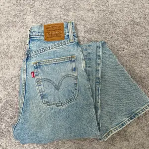 superfina highwaist Levi’s jeans i storlek 24/27! Köpta för 1000kr säljer nu för 300kr🧚🏽‍♀️ 