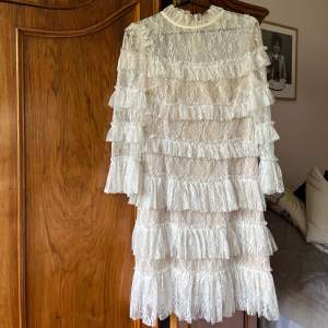 Säljer min By Malina klänning då jag endast använt den en gång. Perfekt som studentklänning eller liknande! Nypris: 2500 kr