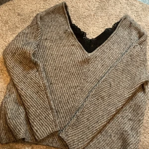 Mysig grå tröja stl xs - SUPERmysig tröja från vero Moda, jätteskön och fin men passar inte till min stil! V-Skurning med spets.