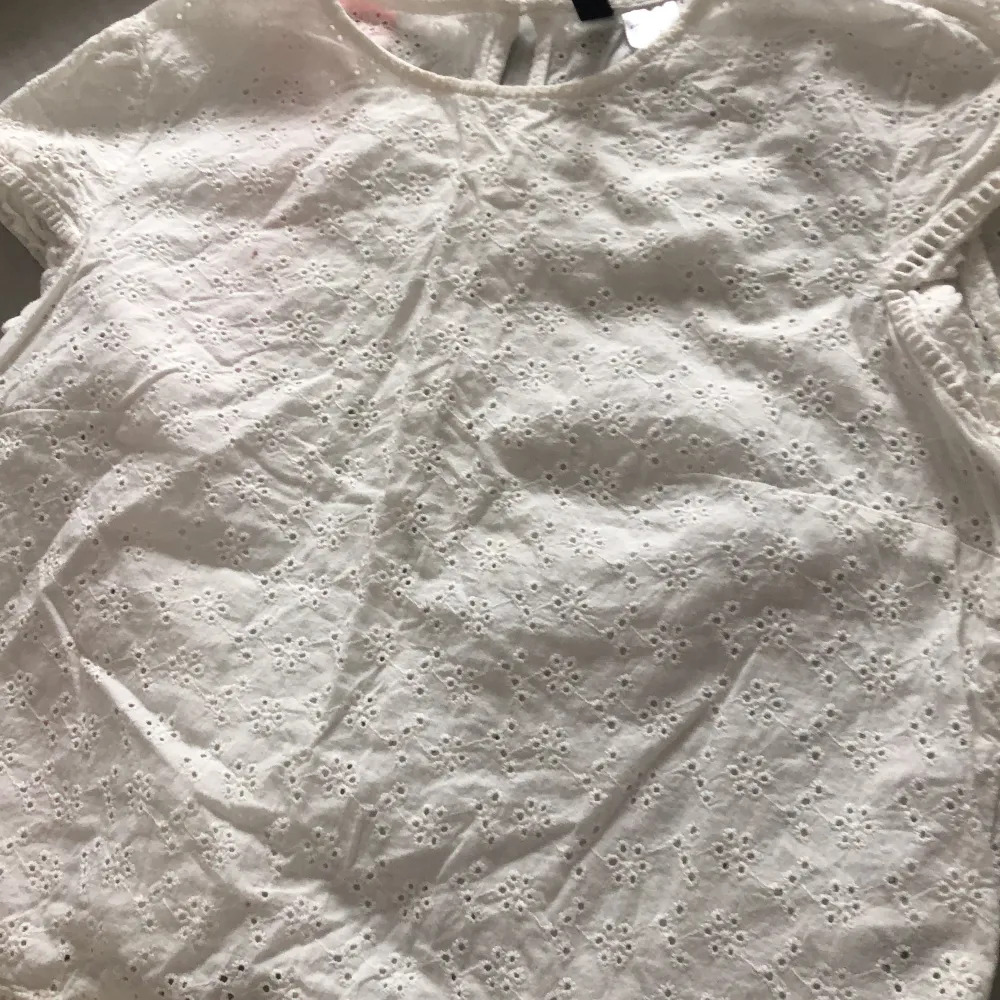 Hej,jag säljer den här vita tröjan från HM i storlek 36 för 50kr plus frakt 29 kr. 💕. Blusar.