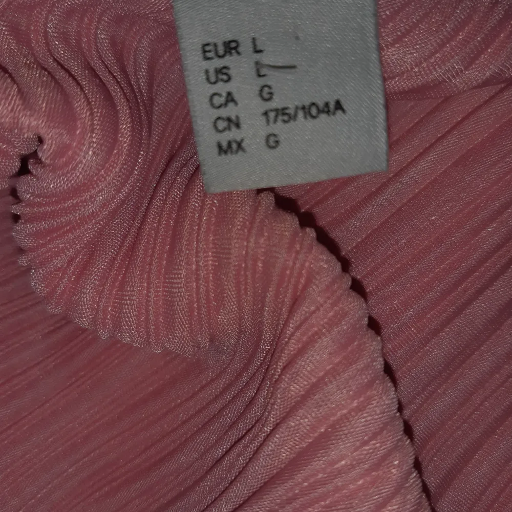 Den här rosa ribbade kläningen är i fint skick och bra kvalite, den är i storlek L och passar en riktigt bra (notera färg kan variera pga av ljuset). Man står för frakt. Klänningar.