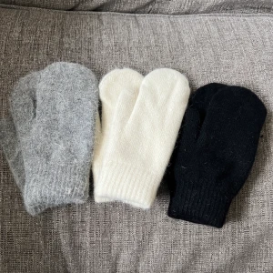 Vantar  - Vantar i ull, så så fina. BEGRÄNSAT ANTAL! Finns i mörkgrå, vit och svart! STICKS INTE! Mjuka inuti 😍