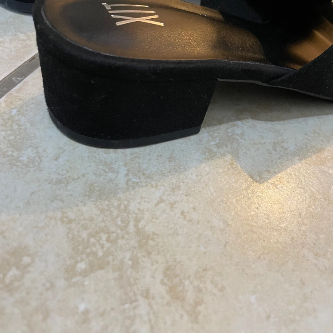  Svarta skor med en liten klack  - 90