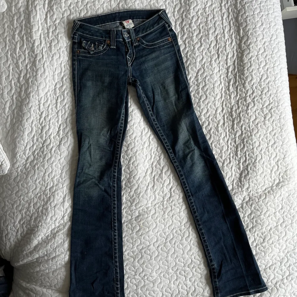As balla true religion jeans!!!! De är lågmidjade och vida vid fötterna. Säljer då de inte passar mig längre:( Skriv för fler bilder eller frågor! (Har två par till!💗💗). Jeans & Byxor.