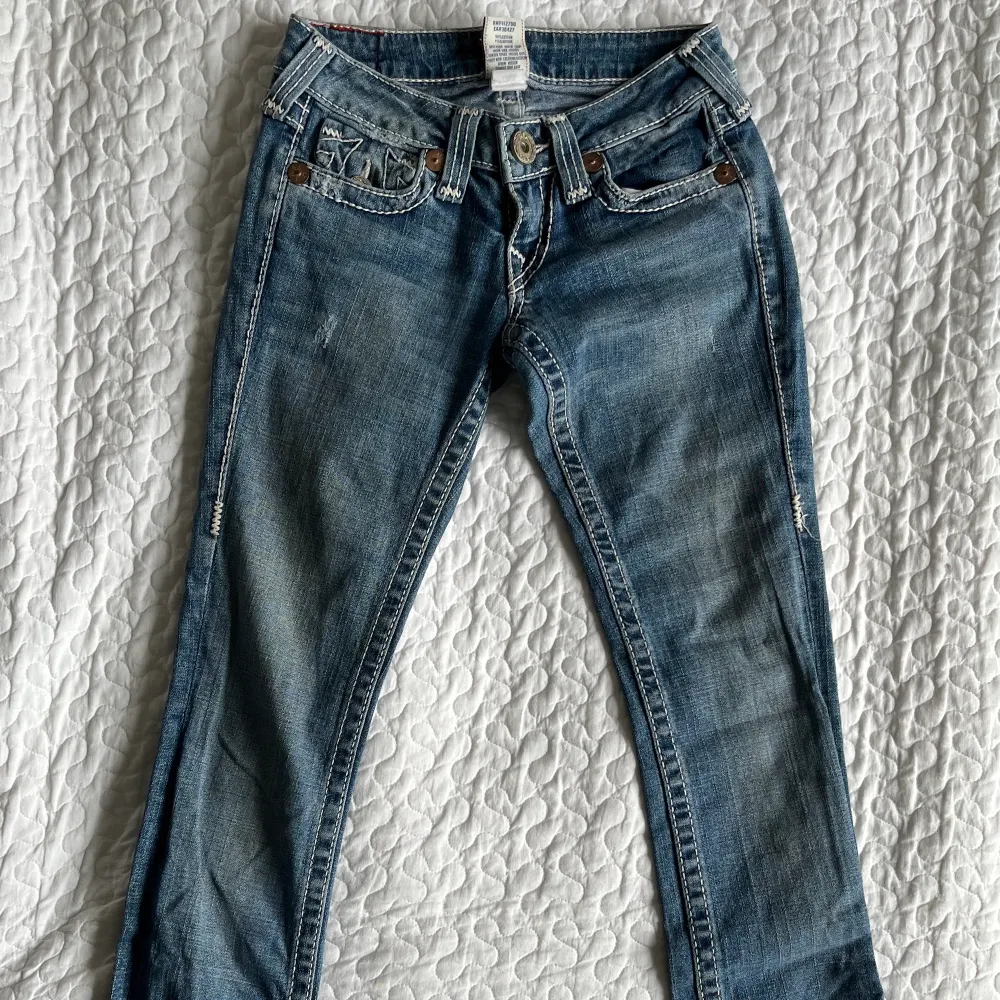 Super snygga True Religion jeans. Dessa jeans är lågmidjade och vida vid fötterna. De passar tyvärr inte mig längre så det är därför jag säljer:( Skriv till mig för fler bilder eller om du har frågor! (Säljer två par till!!💗💗). Jeans & Byxor.