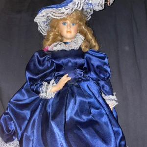 Hemsökt docka - Säljer denna dockan som heter Viktoria. Hon är en vänlig ande som gillar att röra på sig, har sett henne röra sig 2 gånger. Ibland kan hon även visa sig i ens drömmar. Man kommunicerar med henne genom ouija board, tarot kort eller pendel❤️köpt för 2500kr