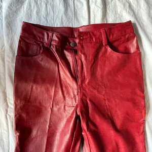 Röda läderbyxor  - Galet snygga läderbyxor!! Tyvärr för små för mig 😭  Köpta i NY på secondhand och aldrig använda! Lite trasiga vid ena fickan men det syns knappt