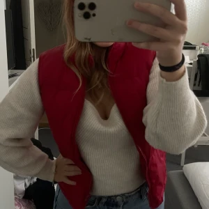 Röd väst  - Säljer denna snygga röda västen. Vet inte var den är ifrån tyvärr. 