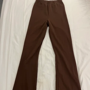 Bruna byxor från nelly - Jättefina och jättesköna bruna byxor från nelly. De kan passa till allt möjligt. Jag säljer dessa då de inte kommer till användning längre. Skriv vid frågor❤️