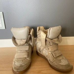 Isabel marants strlk 38  - Jag köpte mina marants för 3 år sedan, har box samt 1 dustbag. De går att putsa upp hos skräddare då lite märken finns. 