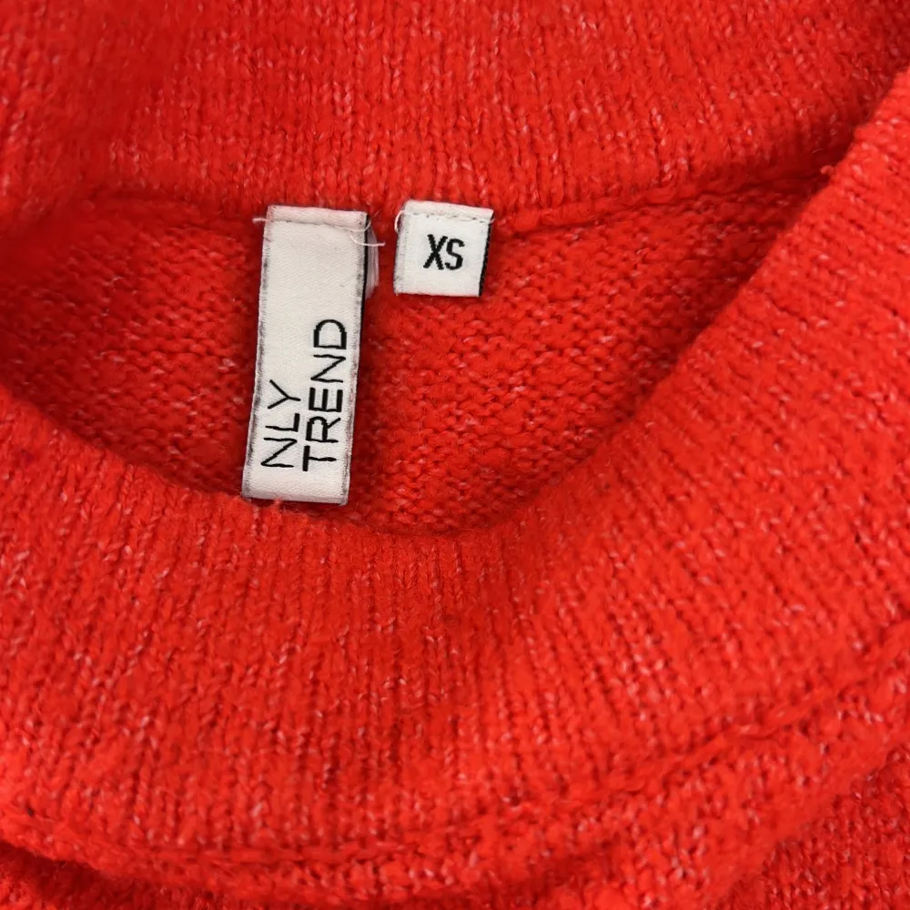 Röd tröja från nelly Köparen står för frakten🥰. Tröjor & Koftor.