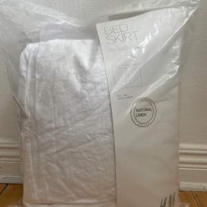 Vitt sängöverdrag i linne från H&M. Oanvänt. Nypris 699.
