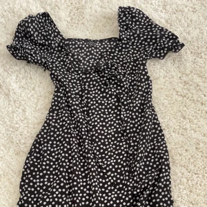 Lång klänning  - Lång klänning med jättefina ärmar. Helt oanvänd köpt på Shein. Jättefin och bra skick. Inga fläckar eller fel. Köpt för ca 200kr. 