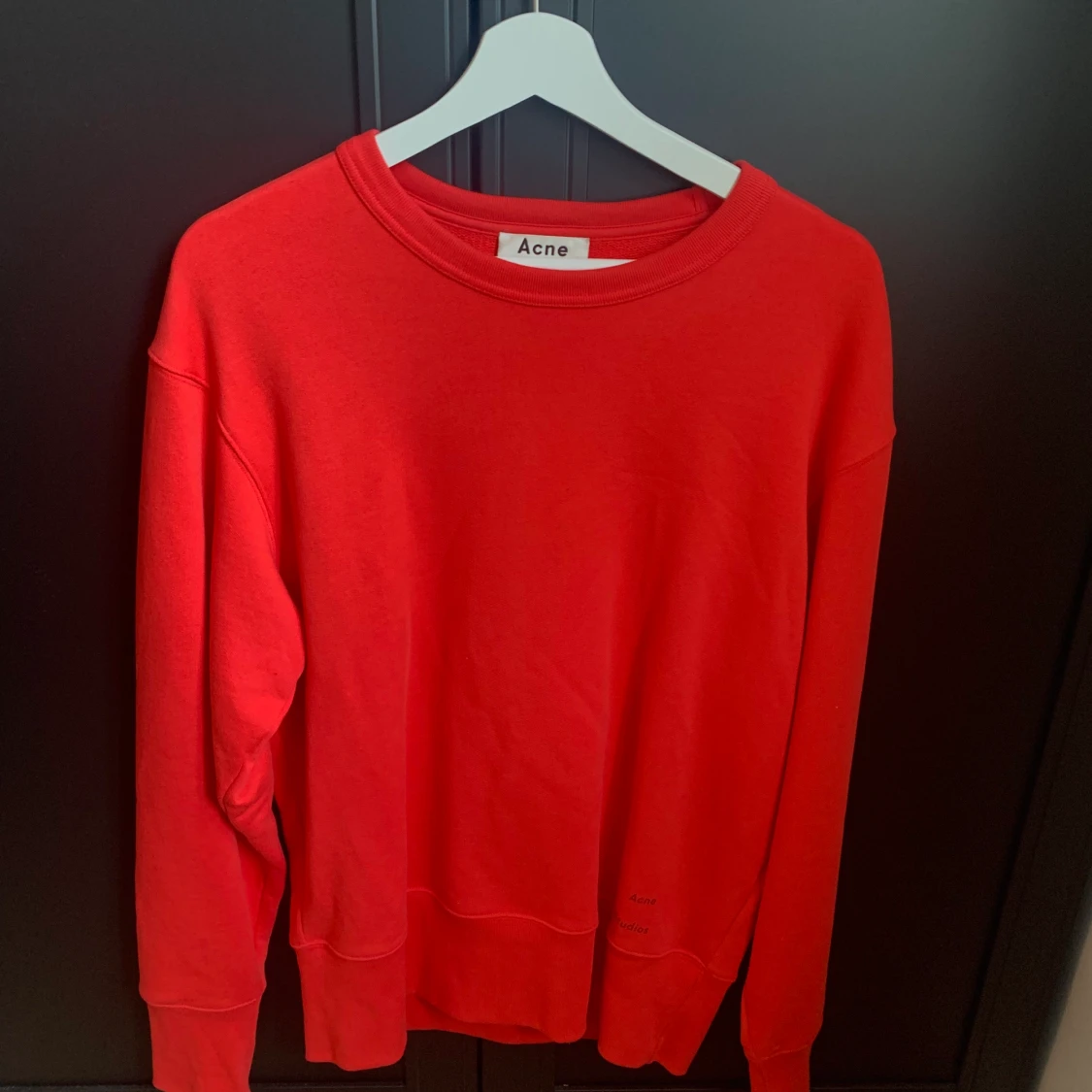 Röd acne tröja