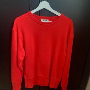 Röd acne tröja - Röd tjocktröja från acne, (säljer åt min sambo) i strl s, nypris 2000kr