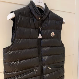 Monclear väst  - Moncler väst, använd fåtal gånger. I ett fantastiskt bra skick. kartong, galge samt påse av moncler västen med följer. Ordinarie pris 6500:- 