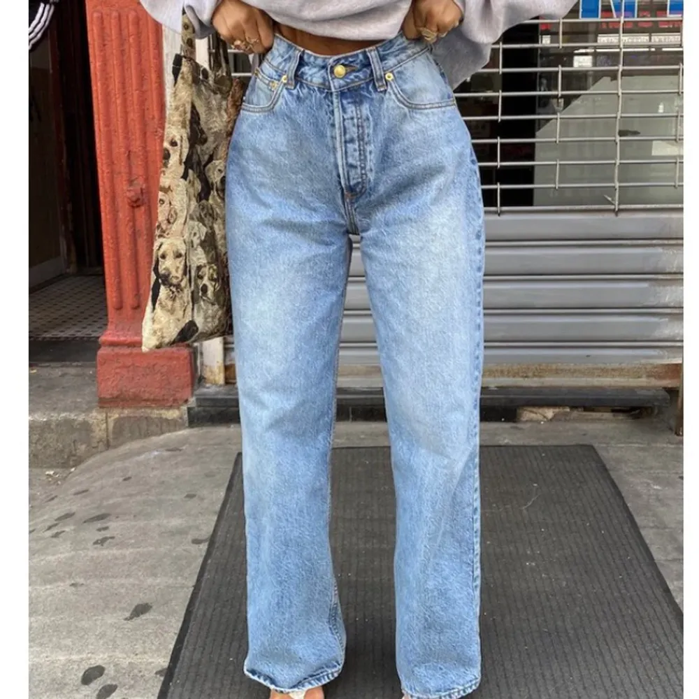 skit snygga jeans från märket heavy manners i modellen babygirl denim baggy leg. de perfekta highwaisted jeansen som sitter snyggt på! nypris 3500 . Jeans & Byxor.