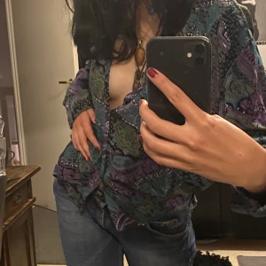 Skjorta  - Superfin skjorta i fint unikt mönster och färger! Köpt secondhand för cirka 2 år sen, sparsamt använd och säljer då den inte längre är min stil. En av de bästa skjortorna jag däremot någonsin ägt! 