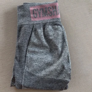 Gymshark tights - Säljer dessa snygga tights från gymshark så de inte kommer till användning. De är använda fåtal gånger! (lägger upp annonsen igen då köparen slutade svara)