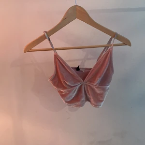 H&M rosa velour topp - Rosa velour topp från hm, storlek Xs, band går att justera 