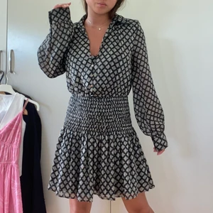 Klänning från zara - Jättefin klänning från zara som är slutsåld. Den har resår i midjan och knappar längst upp! 😝😝 väldigt populär och fint skick. Använd max 4 ggr.