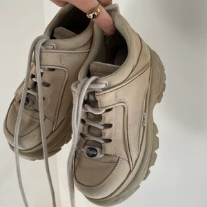 Buffalos - Använda men i bra skick, slitna bak i hälen men inget som märks av när man har dom på. 