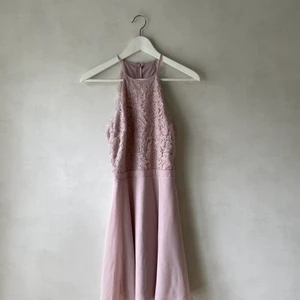Adorable sportscut dress - Spetsklänning från Nelly. Den är superfin och har bra passform. Klänningen är i nyskick då den aldrig kommit till användning. Nypris 499