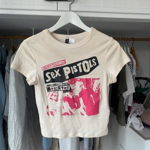 Kroppad t-shirt  - En snygg kroppad t-shirt från H&M, köpt i vintras men andvänd ungefär 2-3 gånger, jätte fint skick 💕💕