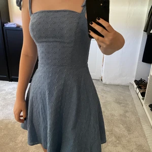 Klänning - Blå klänning från NA-KD i storlek 34, använt en gång💕