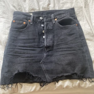 jeanskjol från levis - Säljer min jeanskjol ifrån levis då den blivit för liten. Inte använd alls mycke så finns inga tecken på att den skulle va det. Den passar en xs-s. Fickorna både fram och bak är riktiga💗 Köparen står för frakten!