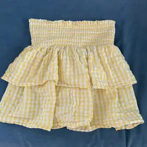 Säljer en jätte fin kjol 💕stl 146-152 även XXS. Andvänd 2 gånger