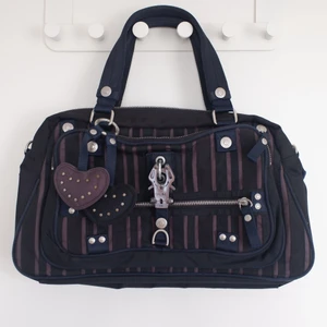 George gina & lucy väska - George gina & lucy handväska med hjärtan🤎 Väldigt bra skick, har bara lite små slitningar fram, se bild, men inget som läggs märke till på avstånd. Frakt tillkommer🍀