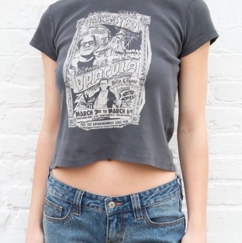 En mörkgrå populär T-shirt från Brandy Melville i storleken one size men motsvarar ungefär en xs-m då den är stretchig. Den kostar ursprungligen 220kr! 💗 Passar perfekt till hösten också! 🍁🍂🥰. T-shirts.