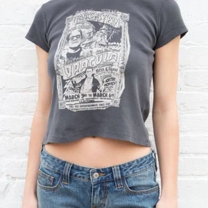 Brandy Melville T-shirt - En mörkgrå populär T-shirt från Brandy Melville i storleken one size men motsvarar ungefär en xs-m då den är stretchig. Den kostar ursprungligen 220kr! 💗 Passar perfekt till hösten också! 🍁🍂🥰