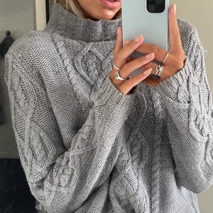 Tröja  - Stickad tröja från Lindex i storlek L men är lagom oversized på mig som har storlek S i vanliga fall! Perfekt till hösten 🫶🏼 möts upp i Stockholm eller skickar 