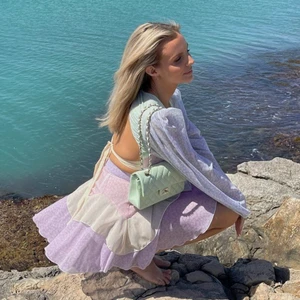 Klänning - Aldrig använd! Från Lojsans kollektion med nakd, köpt för 599kr! Helt slutsåld på hemsidan!! Intressekoll - skriv om du är intresserad av klänningen! 