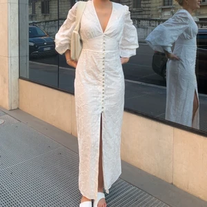 Adoore - Positano Dress - Positano dress från Adoore i str 36 - Använd 2 gånger! 🤍 obs! Sytt ett par stygn vid bysten för att bh bandet inte ska synas. Går enkelt att ta bort om man skulle vilja 🥰